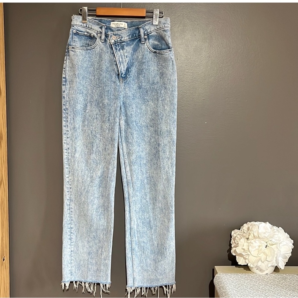 A&F 90s Straight Ultra High Rise Criss Cross Jeans